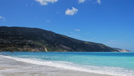 Klare-Blaue-Wellen-über-Dem-Schönen-Sand-Von-Agia-Kiriaki-Strand-In-Griechenland--weit