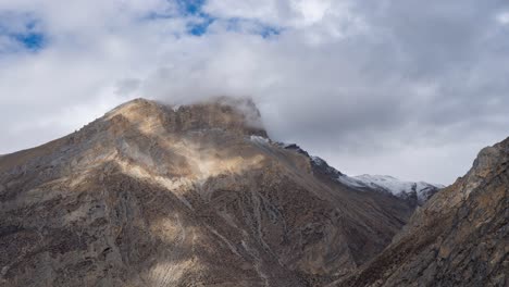 Ein-Zeitraffervideo-Von-Wolken,-Die-über-Die-Schroffen-Himalaya-berge-In-Nepal-Ziehen
