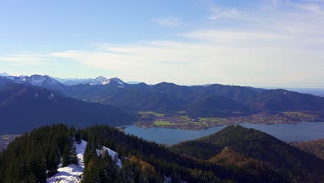 Schwenkblick-über-Die-Schneebedeckten-Berge-Der-Alpen-Im-Herbst