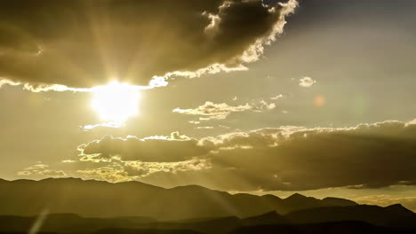 Glühendes-Sonnenlicht-Zwischen-Wolkensilhouetten-An-Einem-Sonnigen-Tagesanbruch