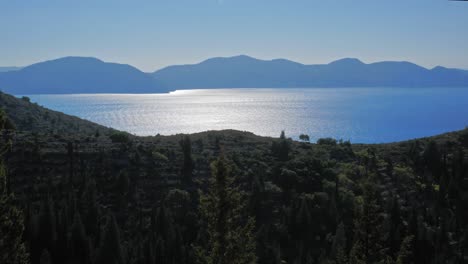 Malerischer-Blick-Auf-Den-Ruhigen-Und-Grünen-Wald,-Die-Berge-Und-Das-Meer-In-Kefalonia-Griechenland---Weitwinkelaufnahme