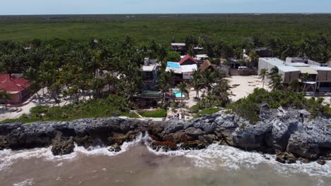Drohne-Antenne-Mexiko-Tulum-Strand-Schöne-Urlaub-Landschaft-Palme-Ozean-Entspannung