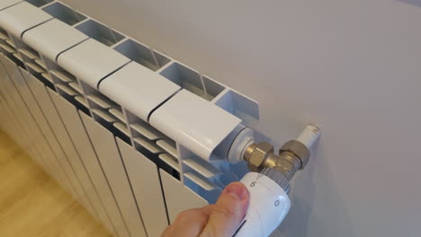 Regulieren-Sie-Die-Temperatur-Im-Haus-Mit-Einem-Thermostat-Am-Heizkörper