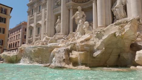Hand-held-shot-of-the-Trevi-Fountain-in-Rome-flowing