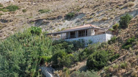 Antigua-Villa-En-Una-Colina-En-La-Playa-De-Agia-Kiriaki-Cerca-Del-Pueblo-De-Zola-En-Kefalonia,-Grecia