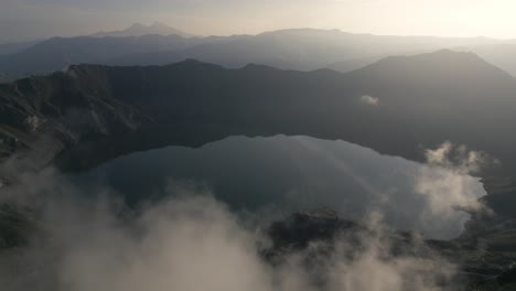 Quilotoa-Es-Un-Lago-De-Cráter-Lleno-De-Agua-Y-El-Volcán-Más-Occidental-De-Los-Andes-Ecuatorianos