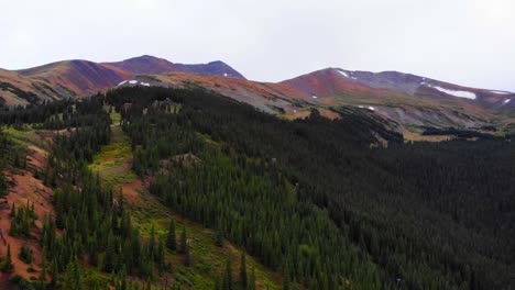 Lush-Green-Alpine-Mountain-Range-Hillside-And-Colorful-Mountain-Peaks-In-Rocky-Mountains,-Colorado,-USA