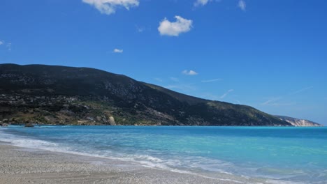 Hermosa-Playa-De-Verano-En-Agia-Kiriaki-Cerca-Del-Pueblo-De-Zola,-Islas-Jónicas-En-Kefalonia,-Grecia