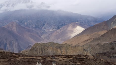Ein-Zeitraffervideo-Von-Wolken,-Die-Sich-über-Die-Schroffen-Himalaya-berge-Bewegen