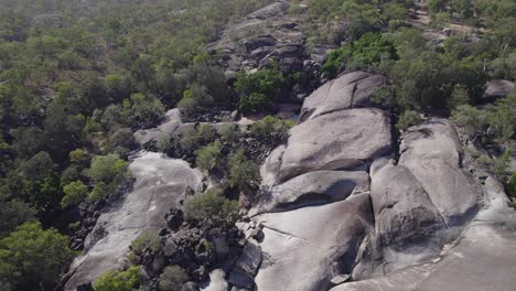 Bäche-Und-Riesige-Granitfelsen-Im-Naturpark-Granit-Gorge,-Mareeba,-Qld,-Australien---Drohnenaufnahme-Aus-Der-Luft