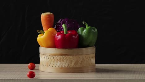 Früchte-Auf-Dem-Korb-Mit-Tomaten-Rollbewegung