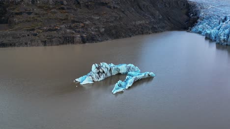 Eisberg-Im-See-Mit-Svinafellsjökull-Gletscherauslass-In-Südisland-Aufgedeckt