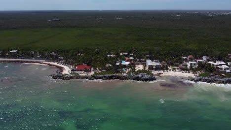 Drohne-Antenne-Mexiko-Tulum-Strand-Schöne-Urlaub-Landschaft-Palme-Ozean-Entspannung