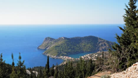Malerischer-Blick-Auf-Die-Insel-Asos-In-Kefalonia-Griechenland---Weitwinkelaufnahme