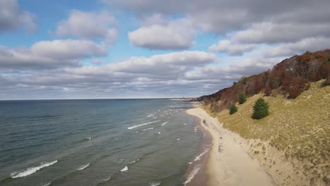 Verfolgung-Entlang-Der-Küste-Des-Lake-Michigan,-Um-Dünen-Und-Leichte-Wellen-Zu-Zeigen
