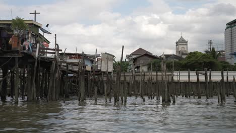 Desalojo-Y-Destrucción-De-Las-Comunidades-Ribereñas-Tradicionales-De-Bangkok-A-Lo-Largo-Del-Río-Chao-Phraya,-Construcción-Del-Nuevo-Paseo-Fluvial