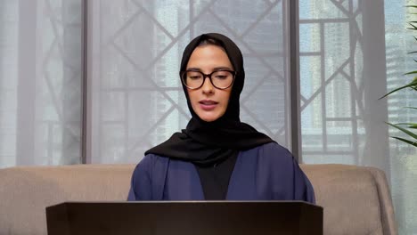 Arabische-Emirati-Frau-Auf-Abaya-Hijab,-Die-Im-Büro-Arbeitet