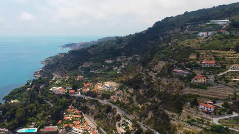 Luftaufnahme-Der-Ländlichen-Italienischen-Riviera-Mit-Ihren-Kurvenreichen-Straßen-Und-Reihen-Von-Weinbergen-An-Der-Hügeligen-Mittelmeerküste