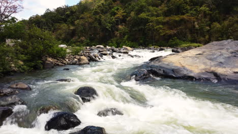 Rauschender-Bergfluss-Im-Nationalpark-Binh-Phuoc,-Vietnam