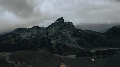 El-Colmillo-Negro-Visto-Desde-El-Sureste-En-El-Parque-Provincial-Garibaldi,-Bc,-Canadá-Con-Nubes