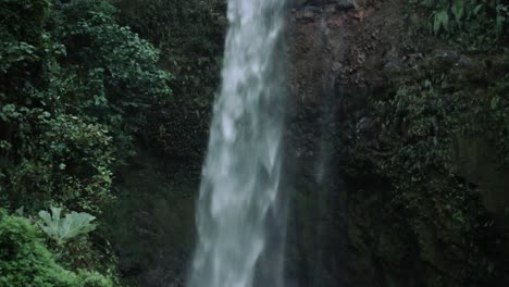 Incline-Hacia-Arriba-La-Vista-De-Una-Cascada-En-Una-Selva-Tropical