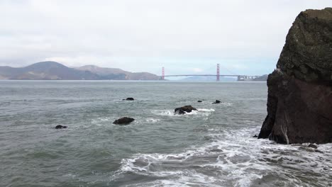 Luftaufnahme-Tief-über-Der-Küste-Von-San-Francisco,-In-Richtung-Der-Golden-Gate-Bridge---Neigung,-Drohnenaufnahme