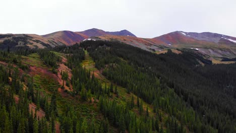 Lush-Green-Alpine-Mountain-Range-Hillside-And-Colorful-Mountain-Peaks-In-Rocky-Mountains,-Colorado,-USA