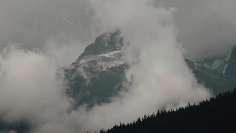 Montaña-Colmillo-Rojo-Con-Nubes-En-La-Cordillera-Tantalus-En-Columbia-Británica,-Canadá
