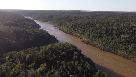 El-Río-Iguazú-De-Color-Marrón-En-La-Selva-Amazónica-En-La-Frontera-Entre-Brasil-Y-Argentina