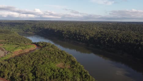 Iguazu-fluss,-Der-Im-Amazonasbecken-An-Der-Grenze-Zwischen-Brasilien-Und-Argentinien-Fließt