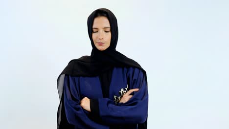 Porträt-Einer-Stehenden-Arabischen-Frau-Aus-Den-Emiraten-In-Abaya-Und-Kopftuch-Hijab