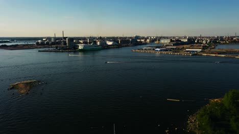 Aerial-view-rising-up-from-the-Pihlajasaari-island,-overlooking-boats-in-front-of-Helsinki,-Finland---ascending,-drone-shot