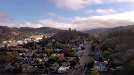 Peaceful-aerial-view-of-Roseburg,-a-charming-town-in-Southern-Oregon,-USA