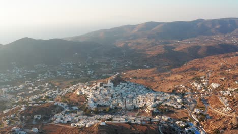 Luftaufnahme-Von-Ios-Chora-Seitenpfanne-Während-Des-Sonnenuntergangs-Auf-Der-Griechischen-Insel