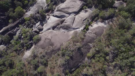 Grandes-Rocas-De-Granito-Y-Vegetación-Tropical-En-El-Parque-Natural-Granite-Gorge-En-Mareeba,-Qld,-Australia---Toma-Aérea-De-Drones