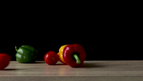 Bewegung-Von-Obst-Und-Gemüse,-Die-Auf-Dem-Tisch-Von-Links-Nach-Rechts-Rollen