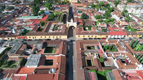 Arco-De-Santa-Catalina,-Viejo,-Guatemala.-Dron-4k