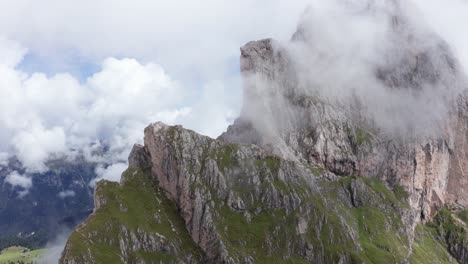 Aerial-view-of-mountain-peaks-above-Seceda-Ridge-in-Italian-Dolomites,-descending