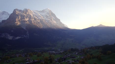 Drohnenaufnahmen-Aus-Der-Luft,-Die-Im-Atemberaubenden-Sonnenuntergangslicht-über-Das-Dorf-Grindelwald-Und-Die-Eiger-Nordwand-Drängen