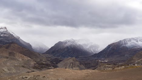 Ein-Zeitraffervideo-Von-Wolken,-Die-Sich-über-Die-Schroffen-Himalaya-berge-Bewegen,-Mit-Der-Stadt-Muktinath-Im-Hintergrund