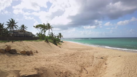 Leerer-Tropischer-Strand-Mit-Palmen-Und-Weißem-Sand