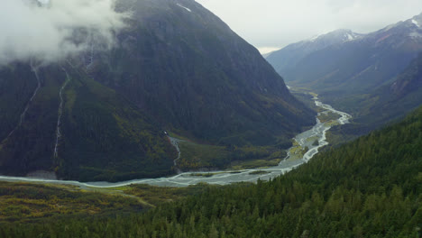 Atemberaubende-Naturkulisse-Des-Flusses-British-Columbia-Zwischen-Bergen,-Die-Mit-üppigen-Grünen-Kiefernwäldern-In-Kanada-Bedeckt-Sind