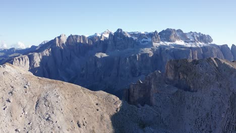 Luftdrohnenaufnahme,-Die-über-Den-Wunderschönen-Bergrücken-Der-Dolomiten-Fliegt,-Mit-Schneebedeckter-Aussicht-Auf-Den-Hintergrund,-Norditalien