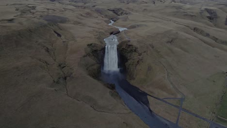 Cascada-Skógafoss-Con-Glaciar-Eyjafjallajokull-En-El-Fondo,-Islandia