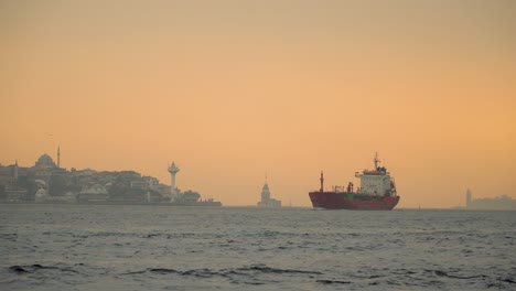Istanbul-panorama-Des-Containerschiffs-Auf-Bosporus-Während-Des-Sonnenuntergangs-Mit-Maiden&#39;s-Tower