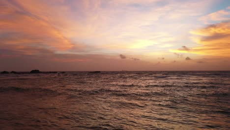Antenne-Des-Schönsten-Sonnenuntergangs-Aller-Zeiten-über-Dem-Indischen-Ozean-In-Hikkaduwa,-Sri-Lanka
