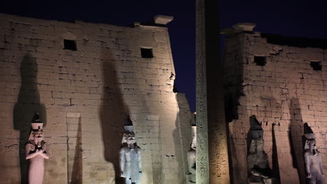 Panoramaaussicht,-Die-Alte-Geschnitzte-Skulpturenstatue-Im-Luxor-Tempel,-Ägypten,-Antike-Zivilisation,-Welterbe-Der-UNESCO,-Enthüllt