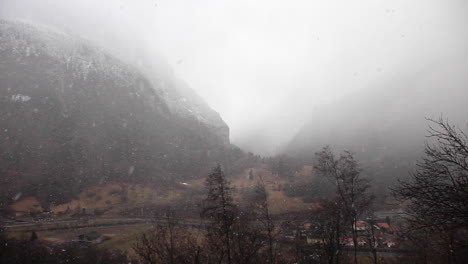 Riesiger-Schneefall,-Der-Die-Landschaften-Von-Lauterbrunnen,-Schweiz,-Bedeckt