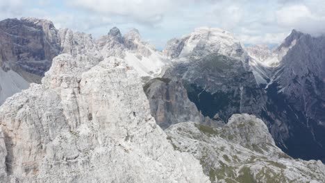 Escalador-Alpino-Descendiendo-Torre-Di-Toblin-Pico-De-La-Montaña-En-Tre-Cime-Dolomitas,-Italia