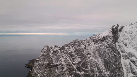 Scharfe-Schneebedeckte-Berggipfel-Der-Lofoten-Inseln,-Norwegen-Luftaufnahme,-Die-über-Die-Nordische-Landschaft-Fliegt